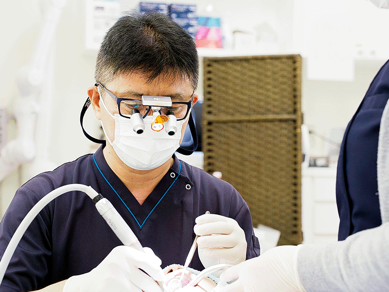歯科治療をする男性歯科医師