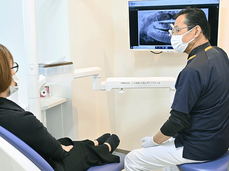 治療説明をする歯科医師