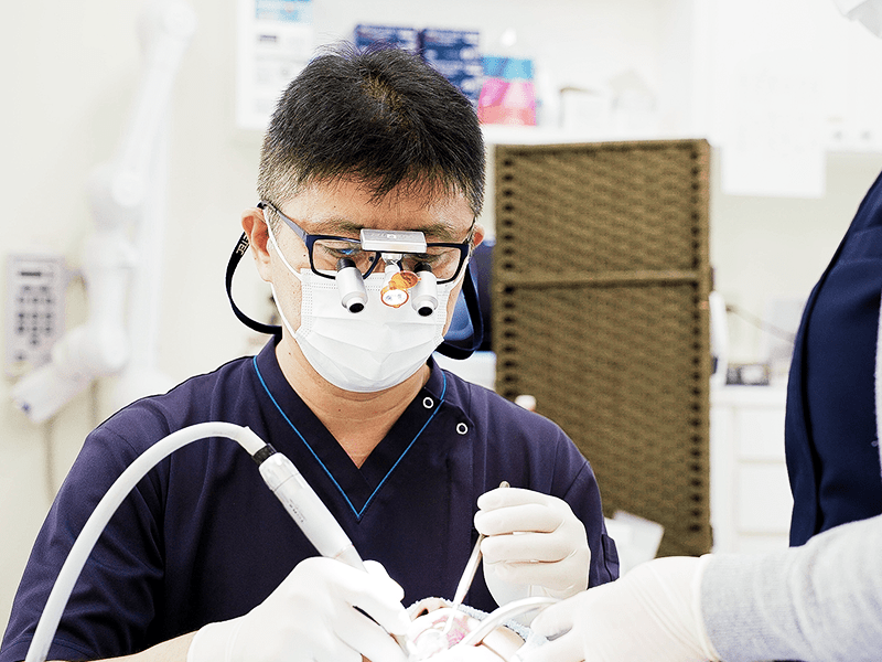 歯科治療をする歯科医師